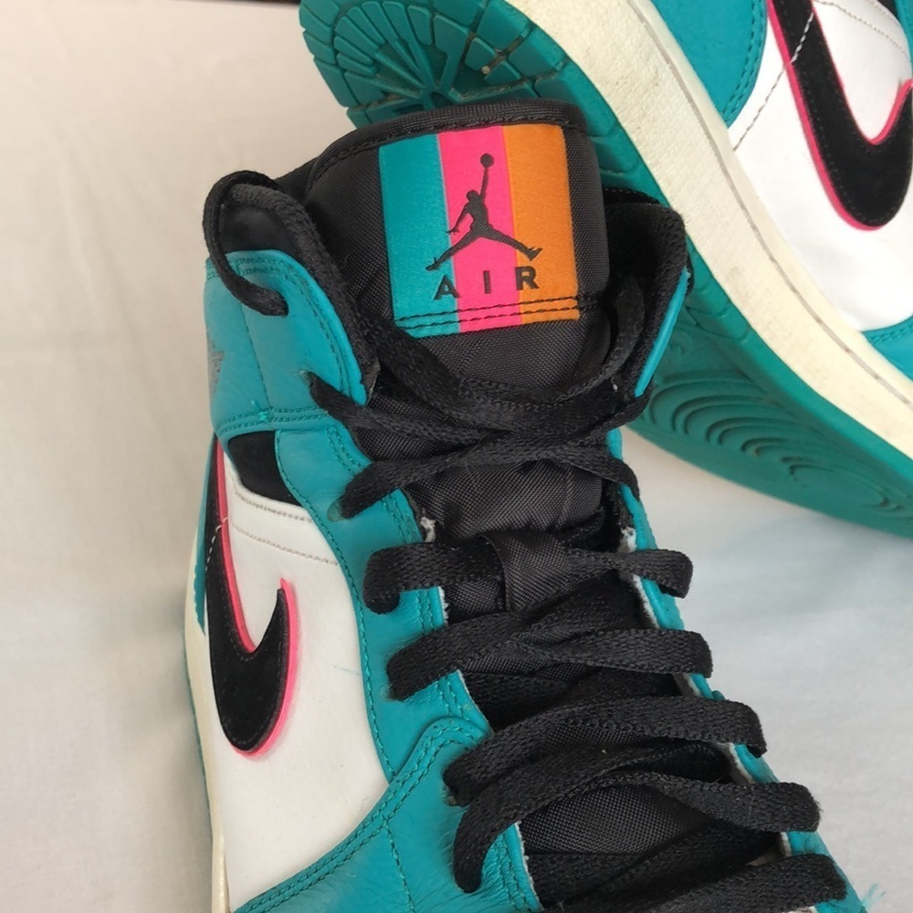 Air Jordan 1 Mid SE 'South Beach' - Picture 7 of 17